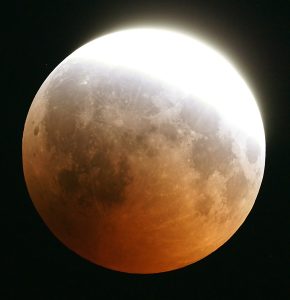 Částečné zatmění Měsíce. Foto: George Georgatos.