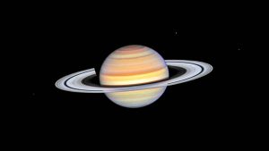 Planeta Saturn v říjnu roku 2023. Podobný sklon prstenců nabídne při pozorování dalekohledem během své opozice se Sluncem v říjnu 2026. Foto: NASA, ESA, STScI, A. Simon (NASA-GSFC).