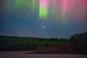 Snímek Mars a Jesličky pod polární září. Foto: Josef Kujal, Vojan H¨fer, Petr Horálek (Fyzikální ústav v Opavě)