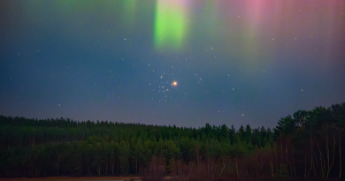 Snímek Mars a Jesličky pod polární září. Foto: Josef Kujal, Vojan H¨fer, Petr Horálek (Fyzikální ústav v Opavě)