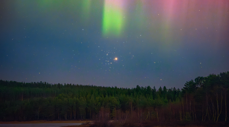 Snímek Mars a Jesličky pod polární září. Foto: Josef Kujal, Vojan H¨fer, Petr Horálek (Fyzikální ústav v Opavě)