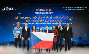 Česká výprava na 19. IOAA. Zprava: Radomír Mielec (observer), Vojtěch Černý, Marie Hrubá, Alex Faivre, Viktorie Snášelová, Anita Vaceková, David Kománek (vedoucí) a Tomáš Gráf (vedoucí). Autor fotografie – Kim Thu fotoaparátem Davida Kománka, postprodukce – David Kománek.