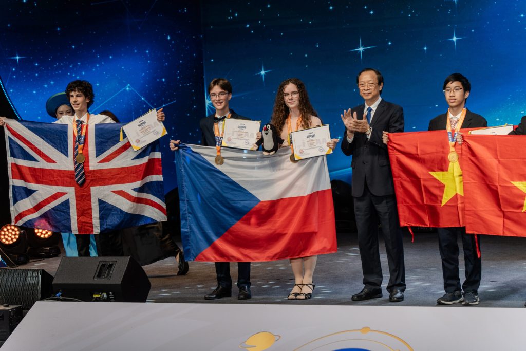 Zlatí medailisté Alex Faivre a Anita Vaceková na pódiu během slavnostního ceremoniálu. Foto: David Kománek.