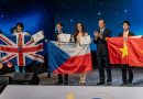 Zlatí medailisté Alex Faivre a Anita Vaceková na pódiu během slavnostního ceremoniálu. Foto: David Kománek.