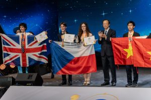 Zlatí medailisté Alex Faivre a Anita Vaceková na pódiu během slavnostního ceremoniálu. Foto: David Kománek.
