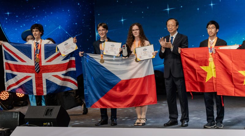 Zlatí medailisté Alex Faivre a Anita Vaceková na pódiu během slavnostního ceremoniálu. Foto: David Kománek.