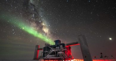 Observatoř IceCube na jižním pólu využívá více než pět tisíc optických senzorů umístěných hluboko v antarktickém ledu k zachycování neutrin přicházejících z vesmíru. Zdroj: FÚ v Opavě.