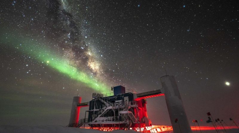 Observatoř IceCube na jižním pólu využívá více než pět tisíc optických senzorů umístěných hluboko v antarktickém ledu k zachycování neutrin přicházejících z vesmíru. Zdroj: FÚ v Opavě.