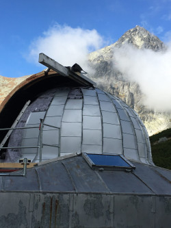 Detail na malú kupolu v priebehu opravy s ešte nezafalcovanou krytinou. Na fotografii je viditeľný rozdiel medzi novou krytinou na kupole a tou pôvodnou na streche. Jej oprava výmena je naplánovaná na jar 2022. Foto: Peter Gömöry Detail na malú kupolu v priebehu opravy s ešte nezafalcovanou krytinou. Na fotografii je viditeľný rozdiel medzi novou krytinou na kupole a tou pôvodnou na streche. Jej oprava výmena je naplánovaná na jar 2022. Foto: Peter Gömöry