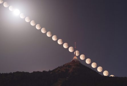 Sekvence částečného zatmění Měsíce 18. září 2024 za Ještědem. Foto: Daniel Kurtin/KaL. Sekvence částečného zatmění Měsíce 18. září 2024 za Ještědem. Foto: Daniel Kurtin/KaL.
