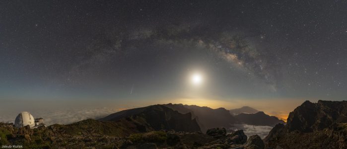 Na jedinečném panoramatickém snímku z 11. dubna 2026 z ostrova La Palma vyniká kometa jako nápadná vlasatice vlevo od středu snímku nízko nad obzorem. Kometa se zde jeví přímo pod pásem Mléčné dráhy nafocené u observatoří Roque de los Muchachos v nadmořské výšce zhruba 2400 metrů. Úplně vlevo je viditelný Teleskop Isaaca Newtona a nejjasnějším objektem je Měsíc. Foto: Jakub Kuřák/KaL. Na jedinečném panoramatickém snímku z 11. dubna 2026 z ostrova La Palma vyniká kometa jako nápadná vlasatice vlevo od středu snímku nízko nad obzorem. Kometa se zde jeví přímo pod pásem Mléčné dráhy nafocené u observatoří Roque de los Muchachos v nadmořské výšce zhruba 2400 metrů. Úplně vlevo je viditelný Teleskop Isaaca Newtona a nejjasnějším objektem je Měsíc. Foto: Jakub Kuřák/KaL.